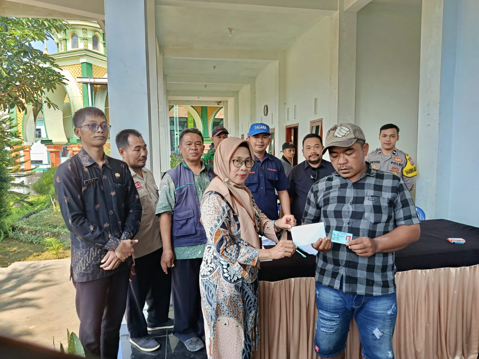 Pemdes Kandangan Distribusikan Bantuan Bencana Puting Beliung untuk 27 KK Terdampak