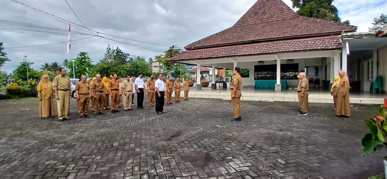 Camat Senduro Pimpin Apel Pagi: Tegaskan Disiplin dan Sinergitas Lintas Sektoral