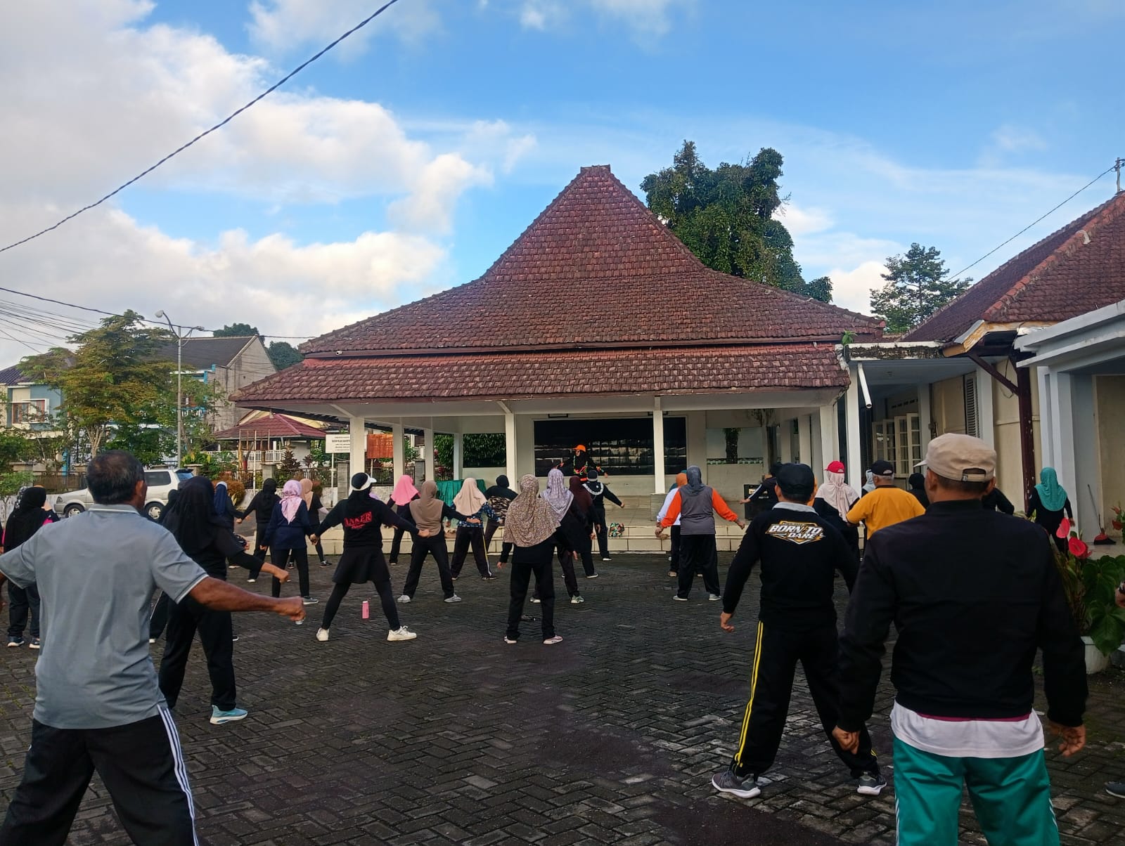 Segarkan Fisik dan Pererat Kebersamaan, Staf Kecamatan Senduro Gelar Senam Pagi Rutin