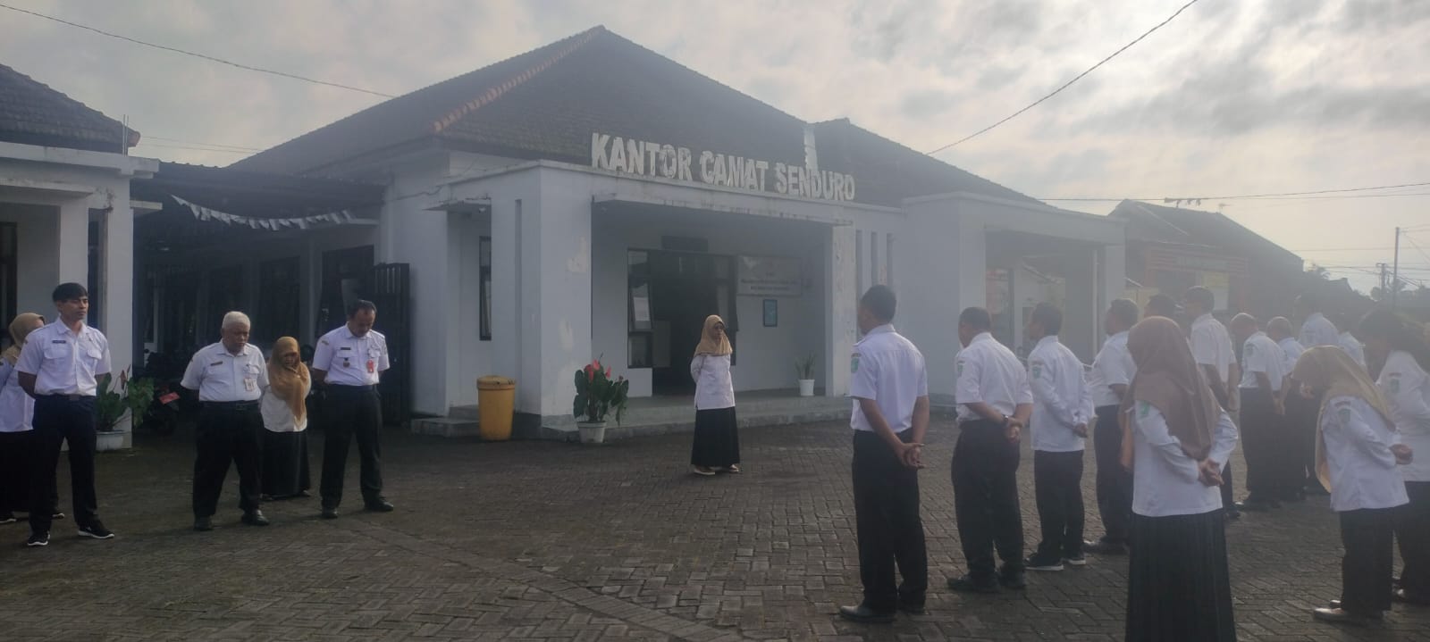 Kasubag Keuangan Pimpin Apel Pagi, Perkuat Sinergi Lintas Sektoral di Kecamatan Senduro