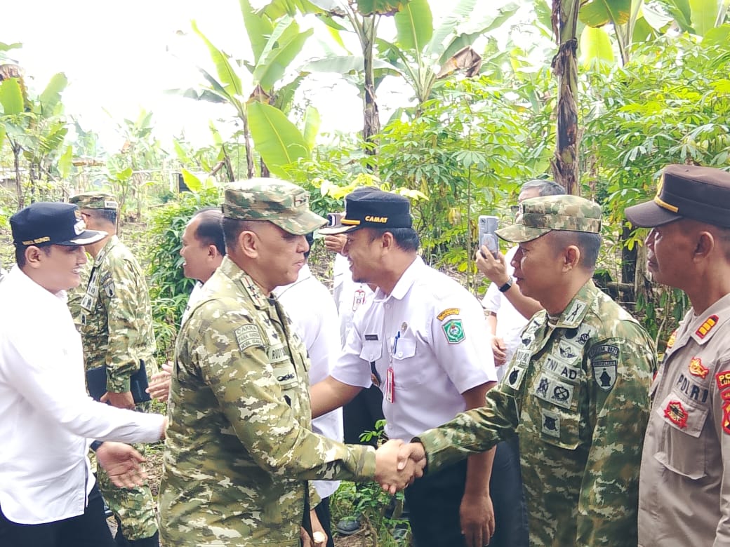 Sinergi Forkopimca, Pangdam V/Brawijaya Tinjau Lokasi Batalyon Teritorial Pembangunan di Senduro