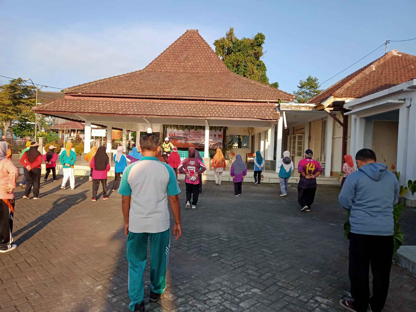 Tingkatkan Imunitas dan Kebersamaan, Staf Kecamatan Senduro Gelar Senam Pagi Rutin