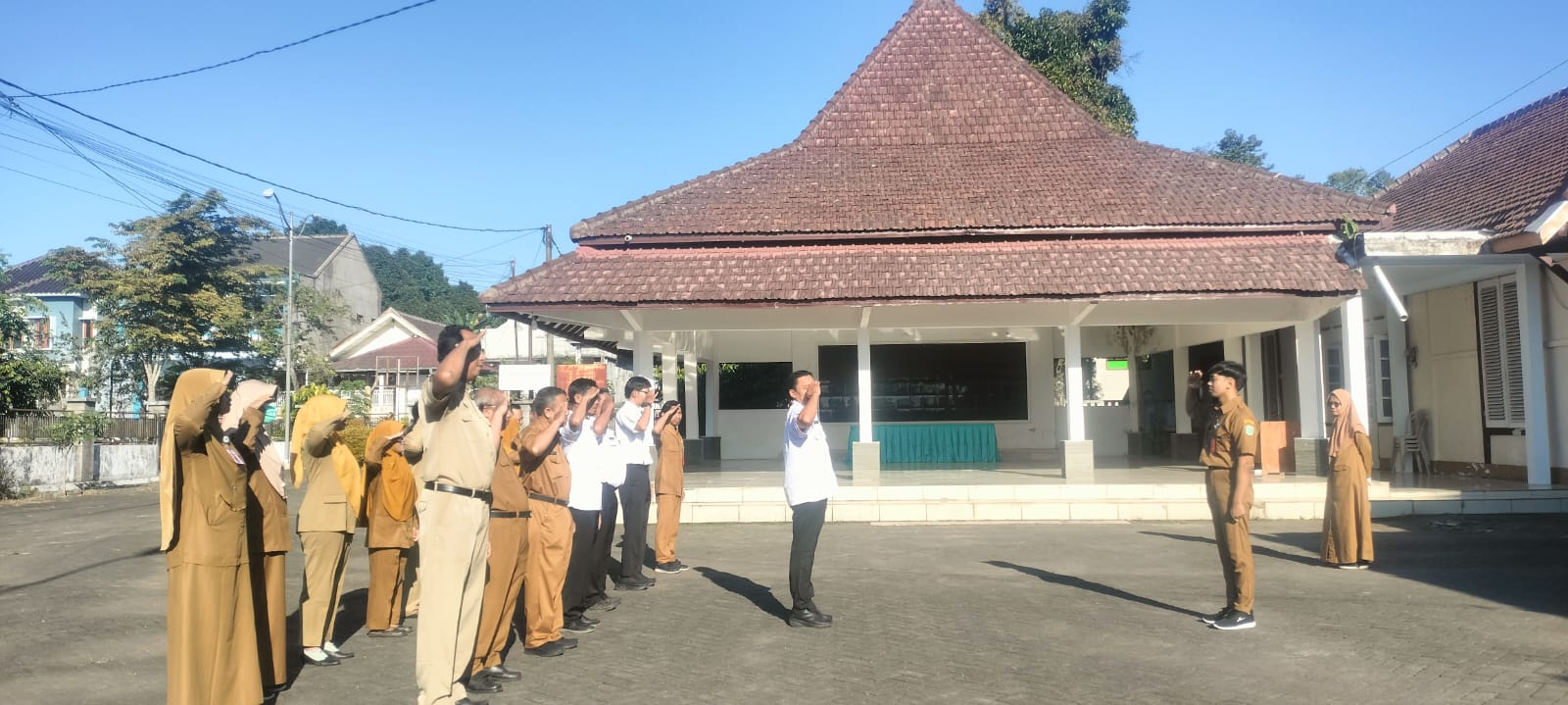 Tingkatkan Kedisiplinan dan Sinergi, Kasi Pelayanan Umum Pimpin Apel Pagi di Kecamatan Senduro