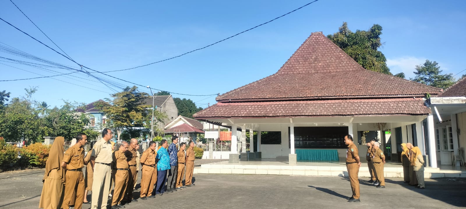 Tingkatkan Sinergi dan Kedisiplinan, Camat Senduro Pimpin Apel Pagi Bersama Lintas Sektoral
