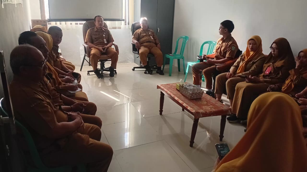 Camat Senduro Memimpin Rapat Staf, Matangkan Persiapan MTQ dan PORKAB