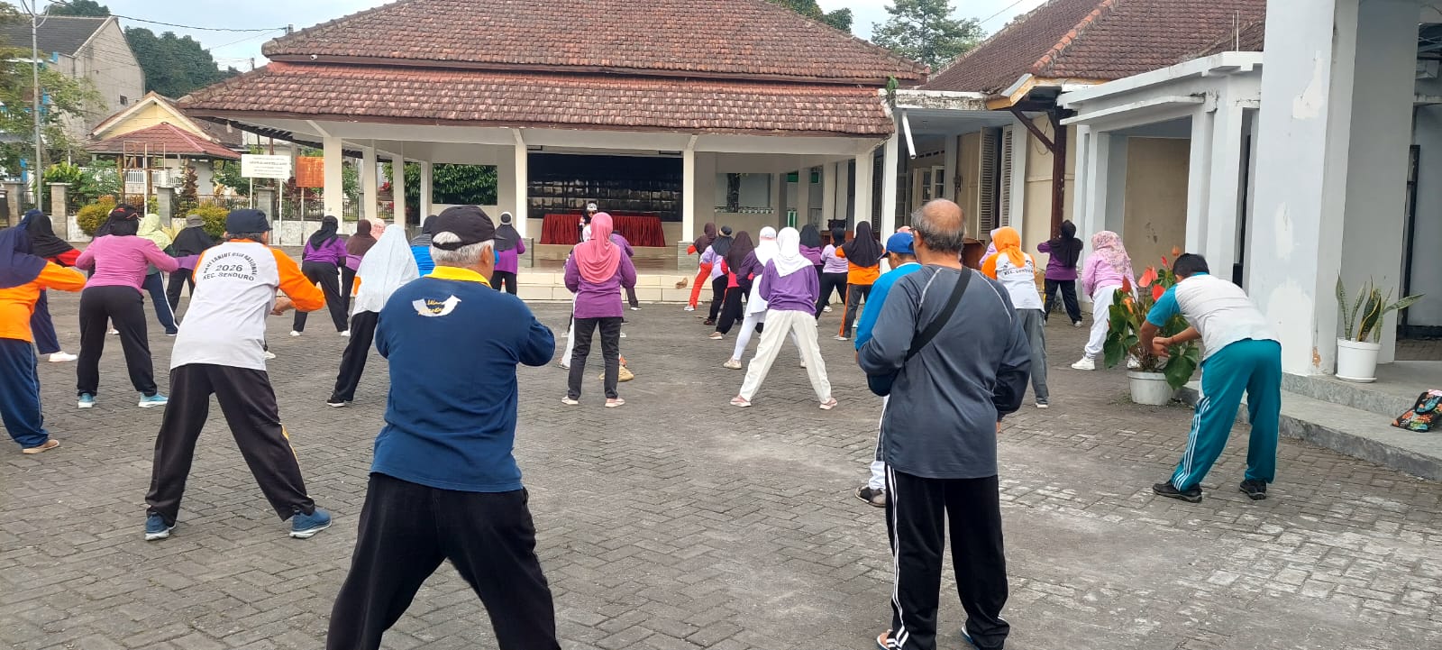 Menjaga Kebugaran dan Kekompakan, Staf Kecamatan Senduro Gelar Senam Pagi Bersama