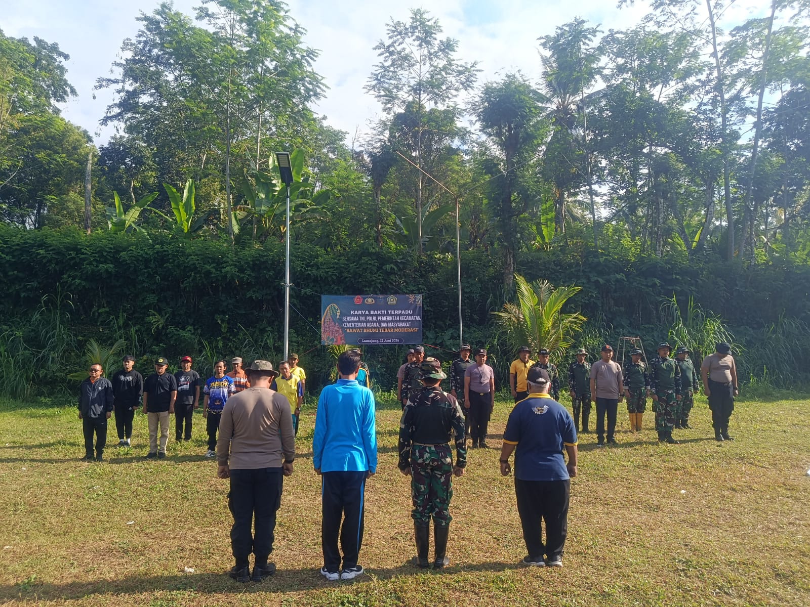Forkopimca Senduro Bersama Staf Kecamatan Gelar Karya Bakti Terpadu di Pura Mandara Giri Semeru Agun