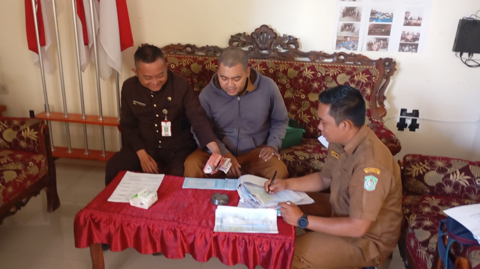 Kasi Pemerintahan Kecamatan Senduro Tinjau Langsung Koordinasi Pembayaran PBB di Desa Bedayu Talang