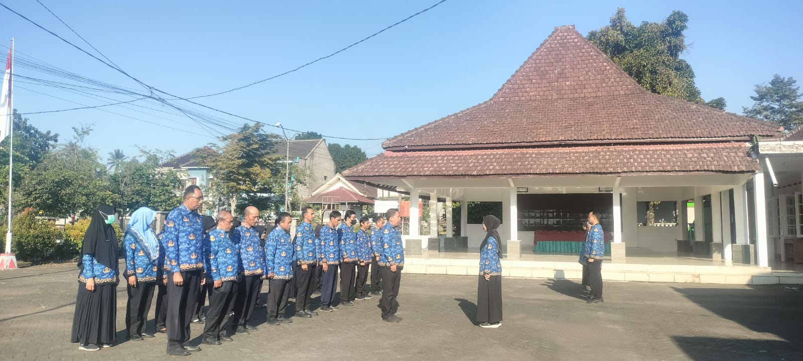Sinergitas Lintas Sektoral, Kasi PMD Pimpin Apel Pagi di Kecamatan Senduro