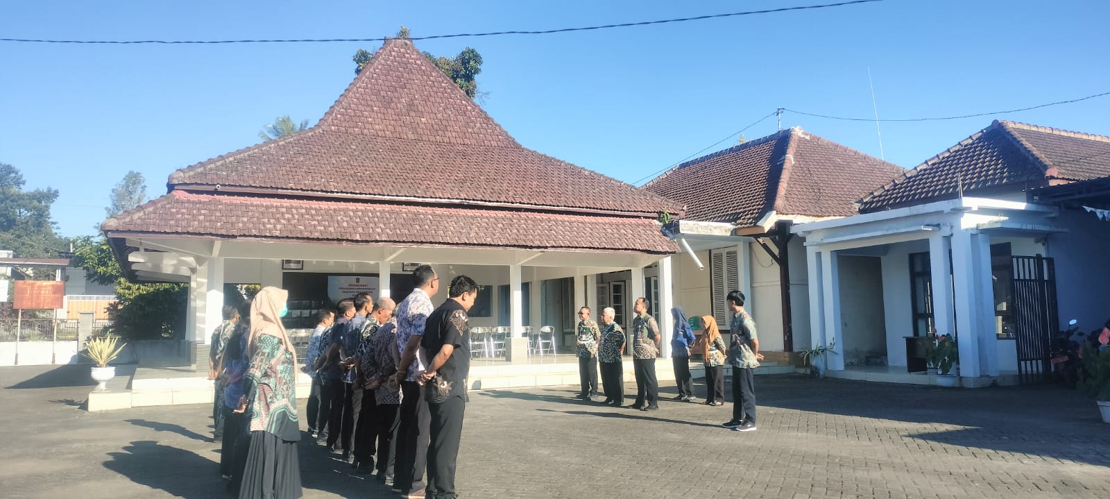 Tingkatkan Kedisiplinan dan Sinergi, Kasi Pelayanan Umum Pimpin Apel Pagi di Kecamatan Senduro