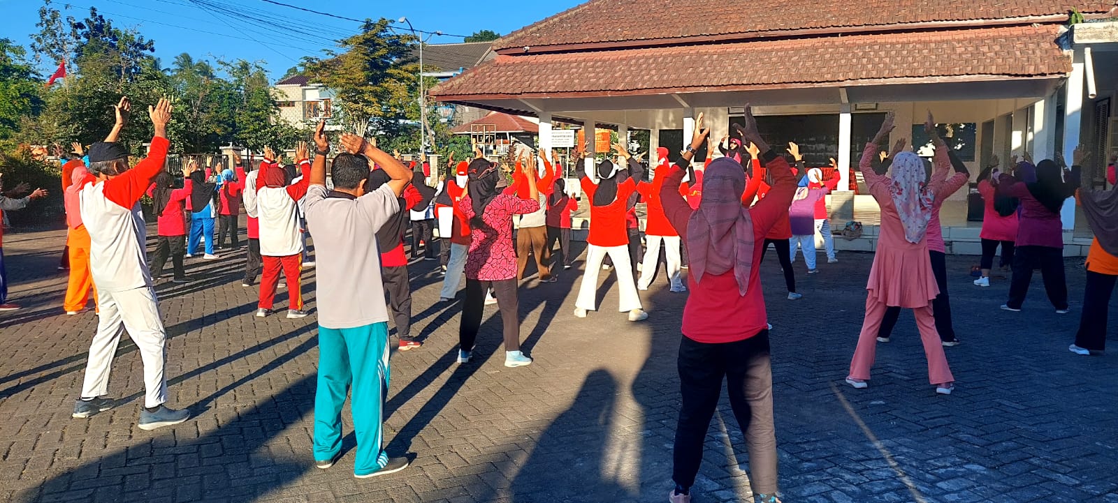Segarkan Fisik dan Pererat Kebersamaan, Staf Kecamatan Senduro Gelar Senam Pagi Rutin