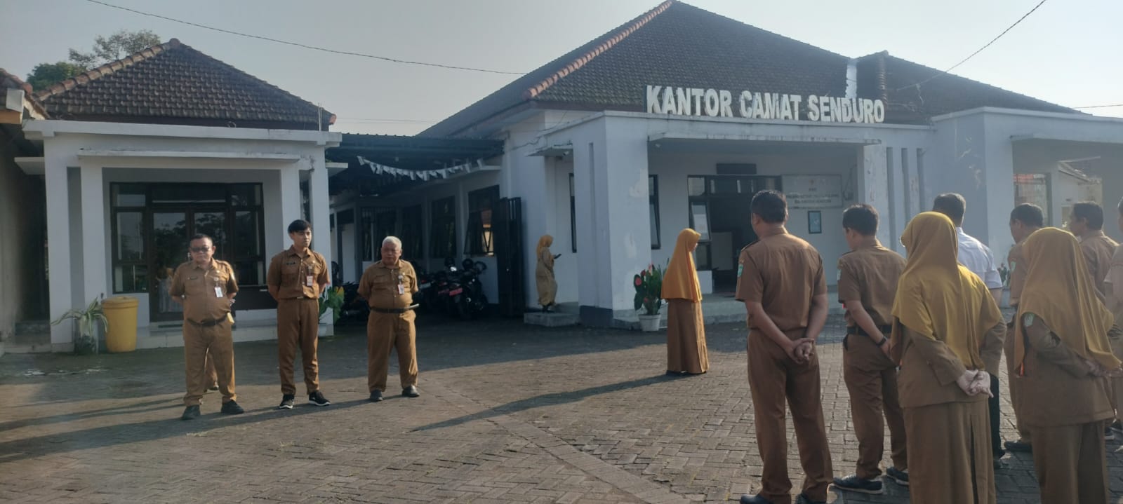Kasubag Keuangan Pimpin Apel Pagi Kecamatan Senduro, Perkuat Sinergi dan Kedisiplinan