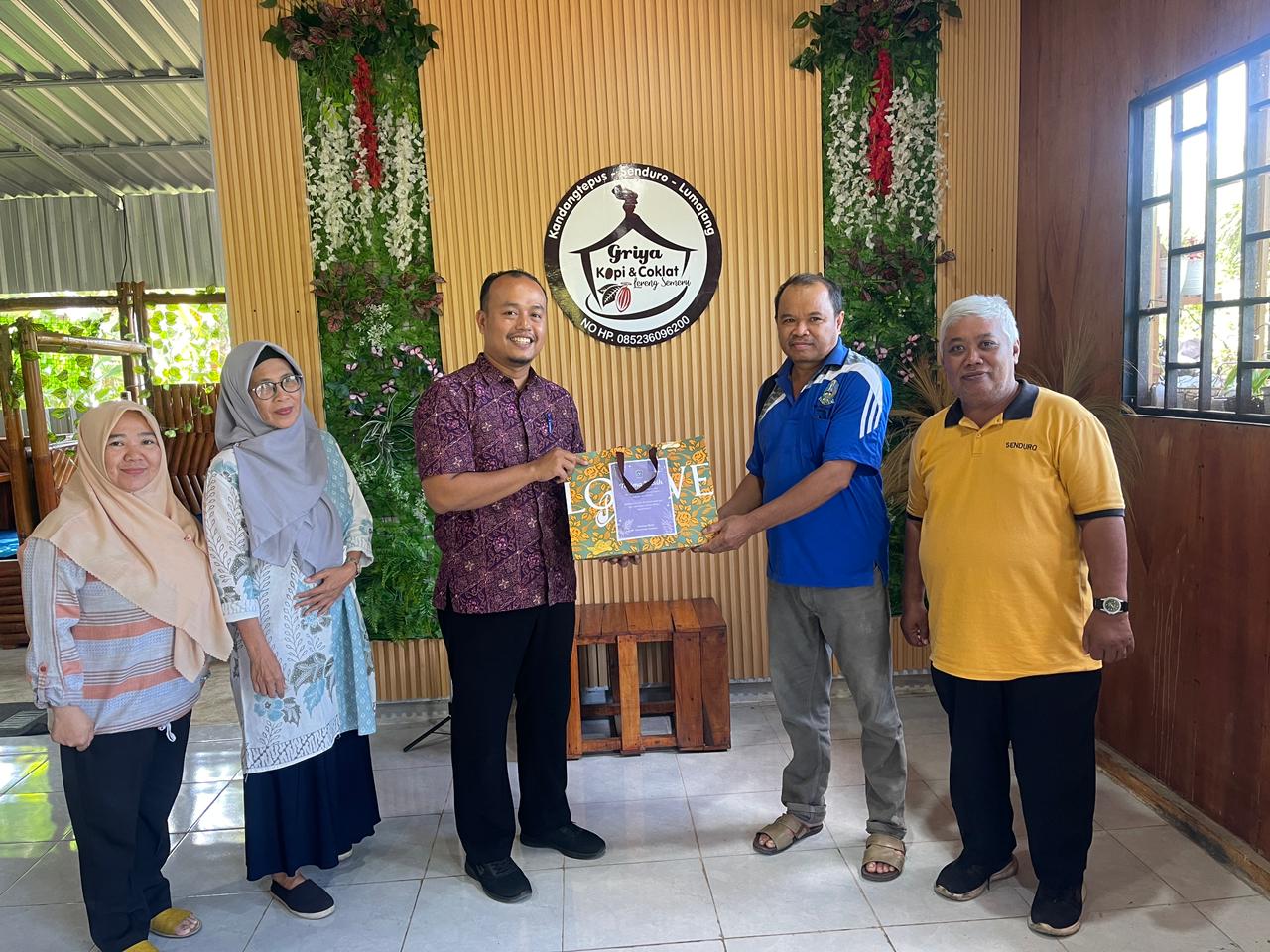 Suasana Hangat Warnai Pisah Kenang Staf Kecamatan Senduro di Lereng Semeru