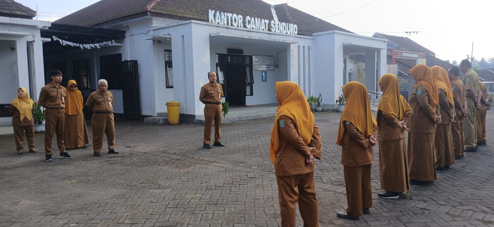 Tingkatkan Disiplin dan Sinergi, Camat Senduro Pimpin Apel Pagi Bersama Lintas Sektor