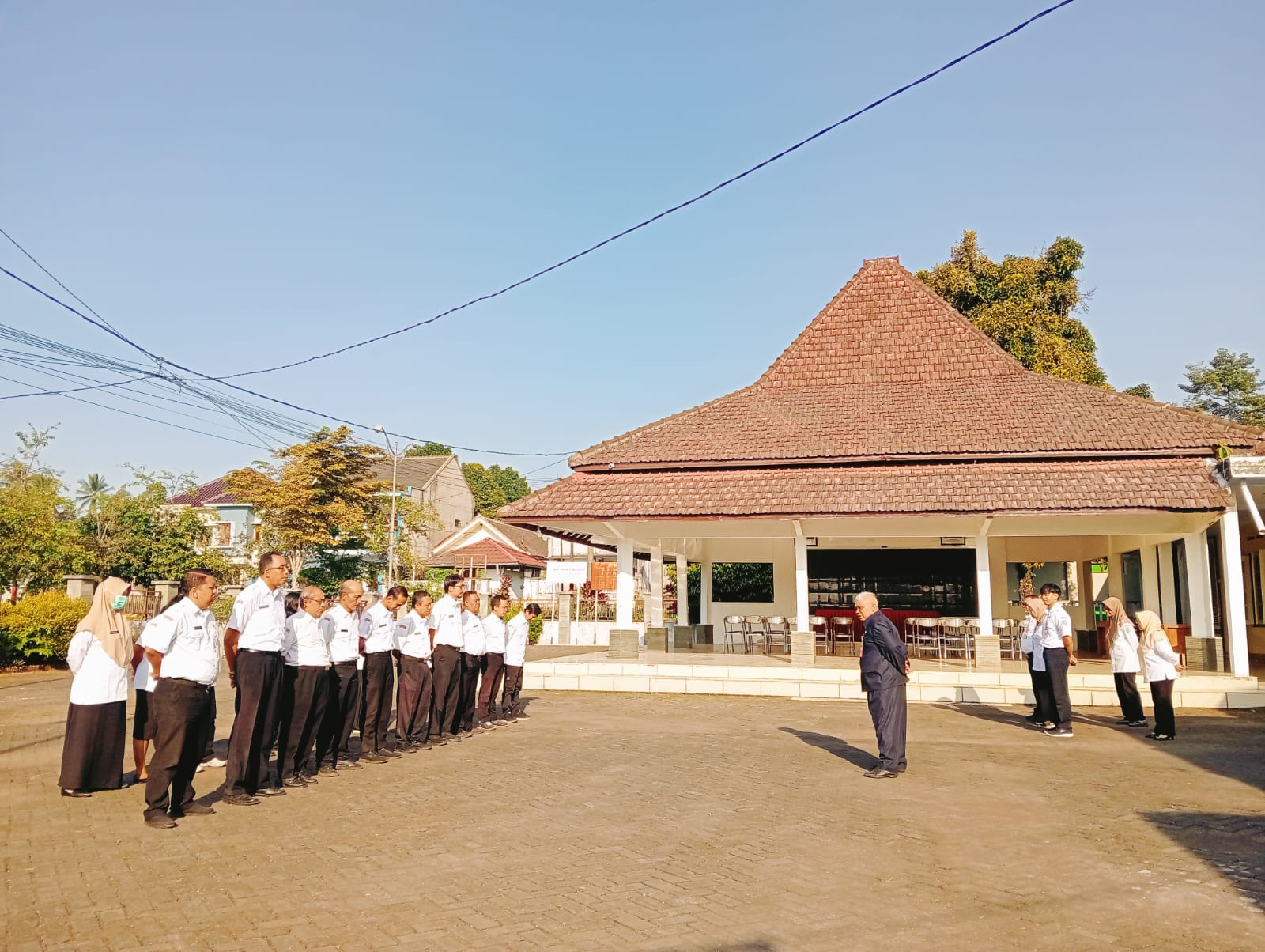 Tingkatkan Kedisiplinan dan Sinergi, Sekretaris Kecamatan Senduro Pimpin Apel Gabungan Lintas Sektor