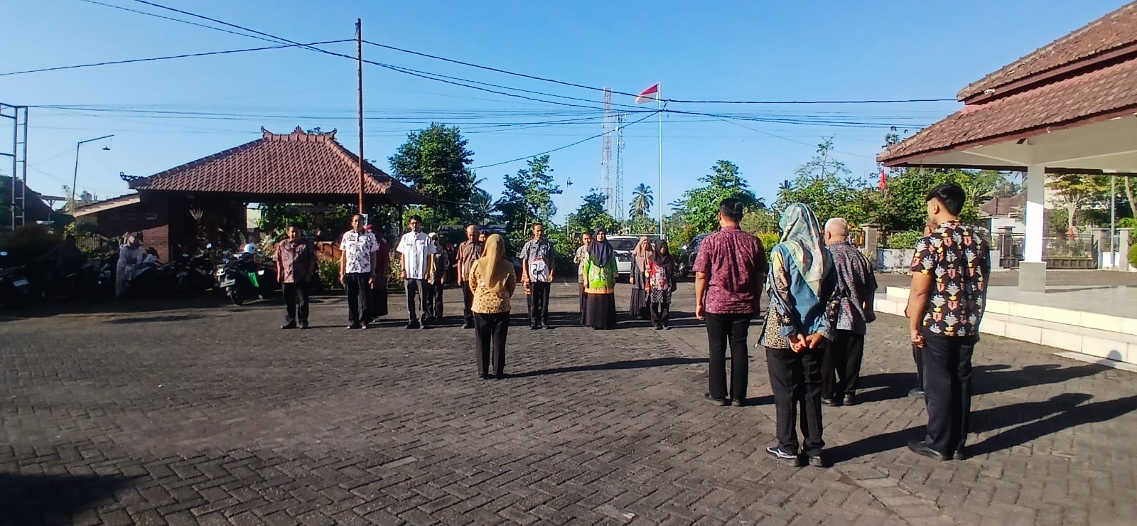 Tingkatkan Disiplin dan Sinergi, Kasubag Umum dan Kepegawaian Pimpin Apel Pagi di Kecamatan Senduro