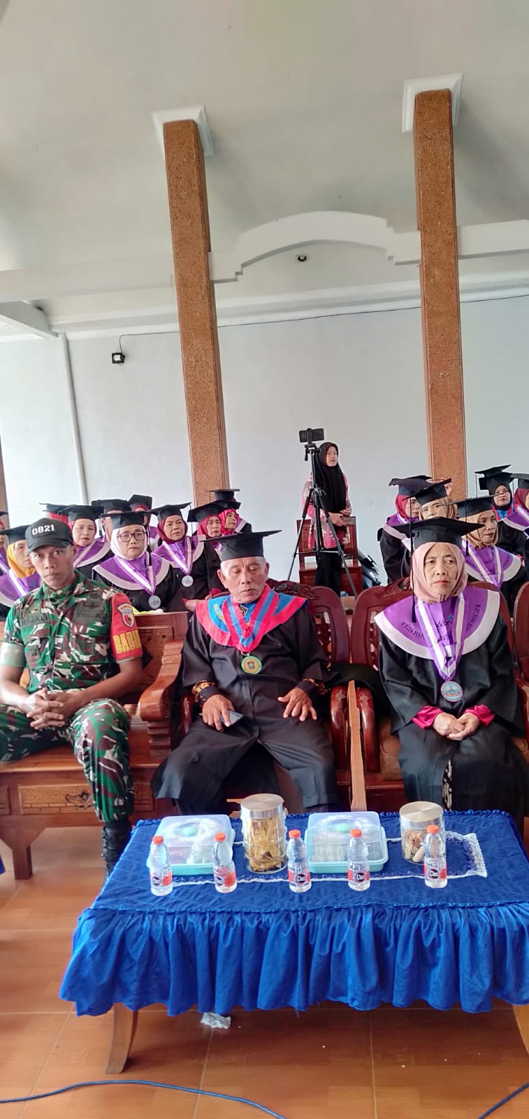 Kasubag Keuangan Mewakili Camat Senduro Hadiri Wisuda Selantang di Desa Burno