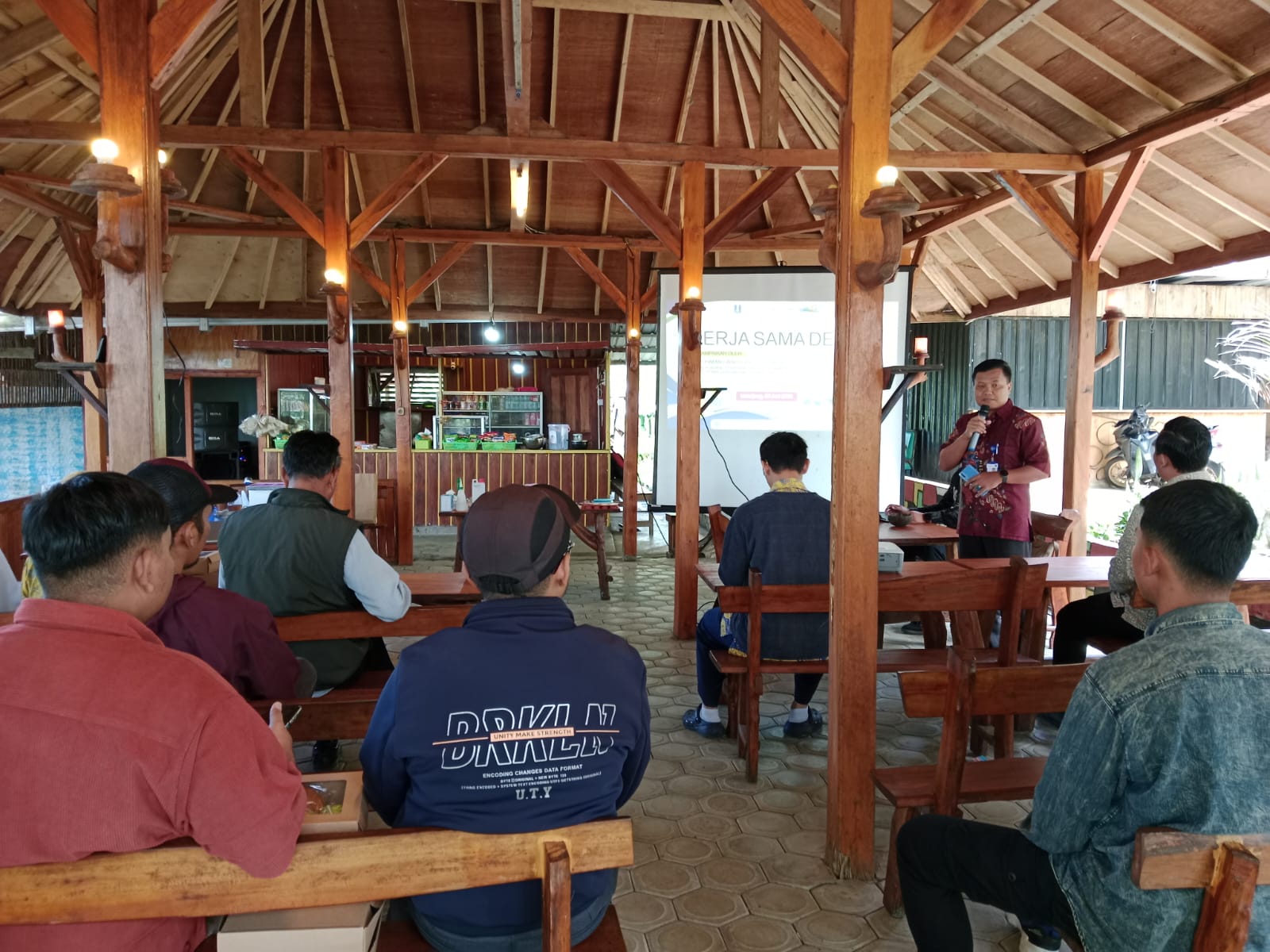 Kasi PMD Kecamatan Senduro Hadiri Fasilitasi Kawasan Perdesaan dan Pelatihan Olahan Susu di Burno