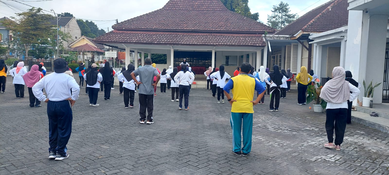 Segarkan Fisik dan Pererat Kebersamaan, Staf Kecamatan Senduro Gelar Senam Pagi Rutin