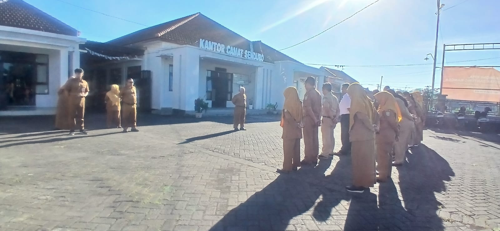 Tingkatkan Kedisiplinan, Sekretaris Kecamatan Senduro Pimpin Apel Gabungan Lintas Sektor