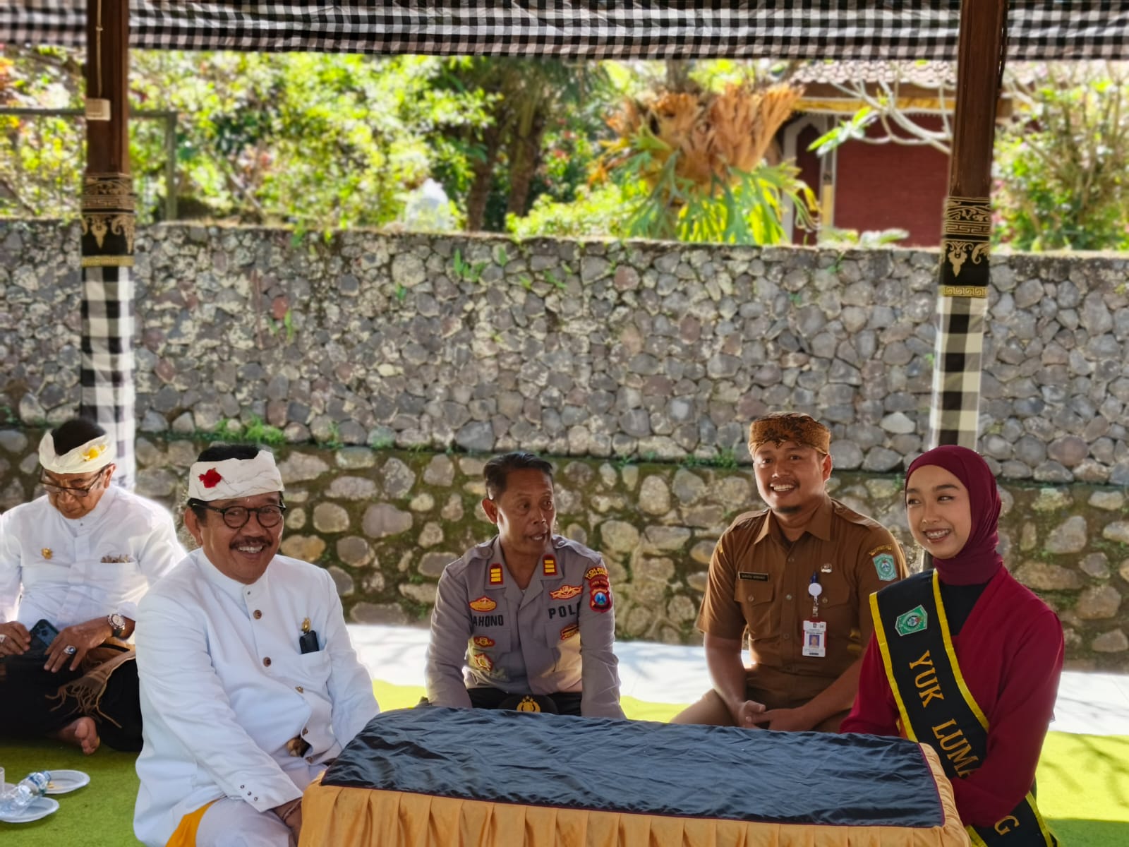 Camat Senduro Tinjau Langsung Puncak Piodalan di Pura Mandara Giri Semeru Agung