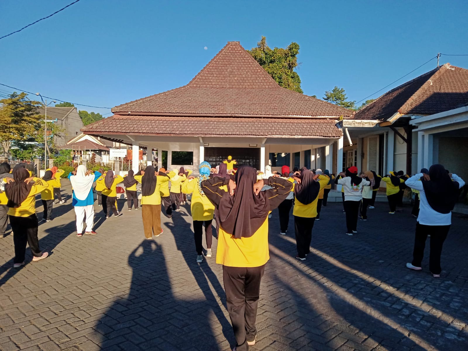 Staf Kecamatan Senduro Gelar Senam Pagi, Jaga Kebugaran dan Pererat Kebersamaan