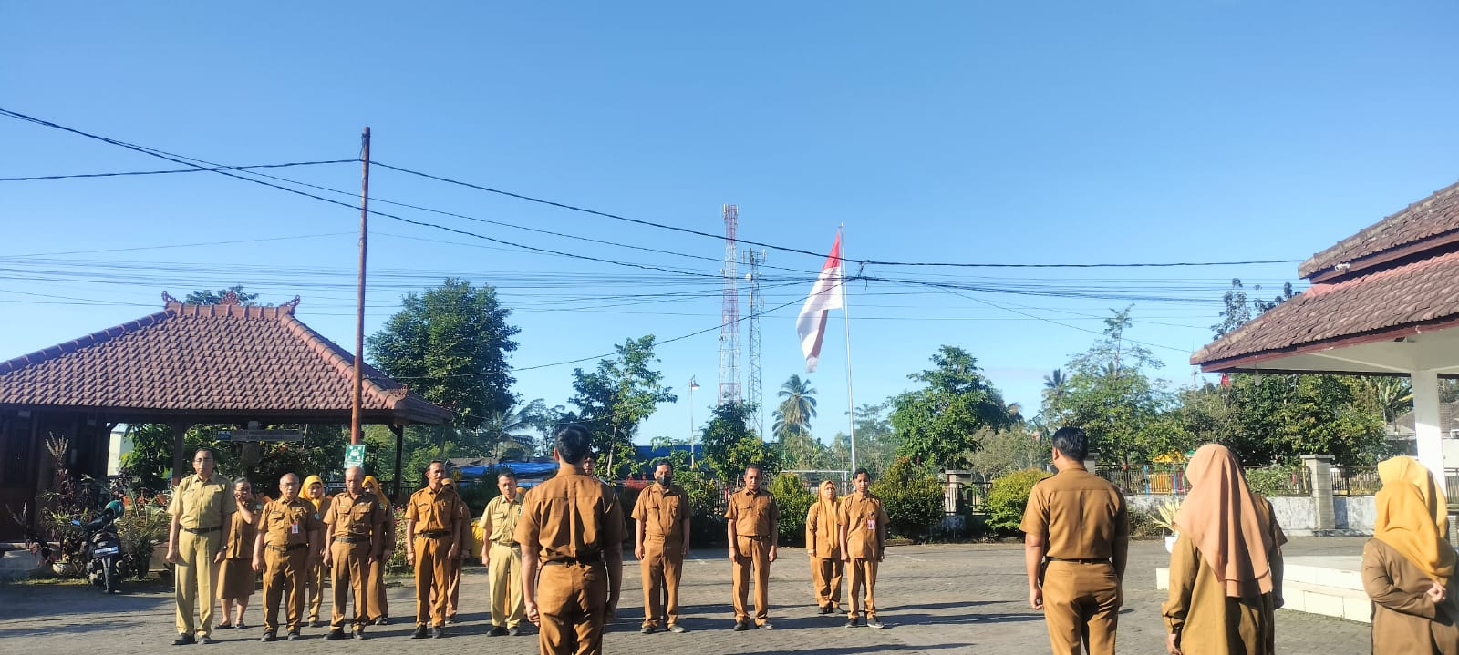 Tingkatkan Sinergi dan Kedisiplinan, Kasi Pelayanan Umum Pimpin Apel Pagi Lintas Sektoral di Senduro