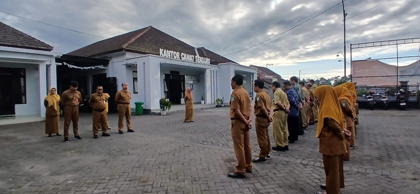Kasubag Keuangan Pimpin Apel Pagi Rutin di Kecamatan Senduro