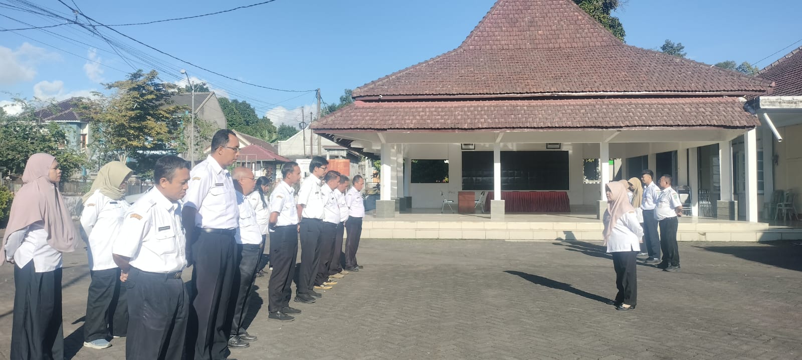 Kasubag Umum dan Kepegawaian Pimpin Apel Pagi di Kecamatan Senduro, Tekankan Sinergi dan Kedisiplina