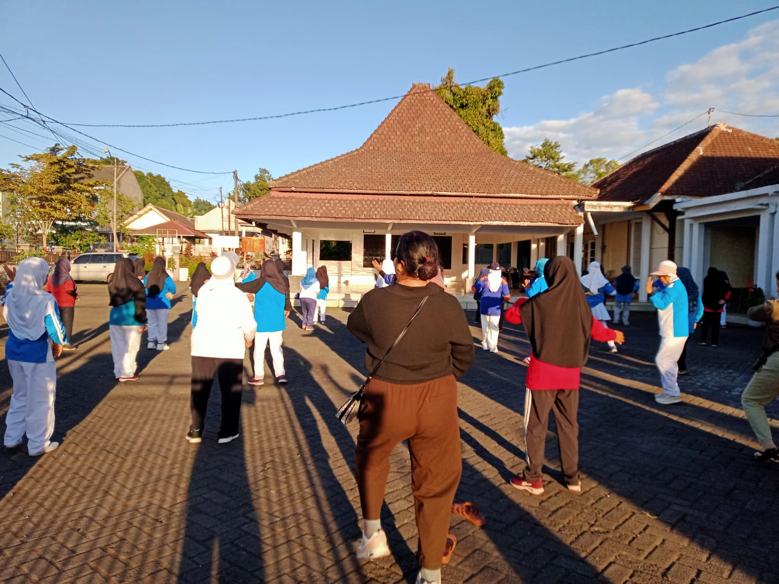 Staf Kecamatan Senduro Gelar Senam Pagi, Jaga Kebugaran di Tengah Rutinitas