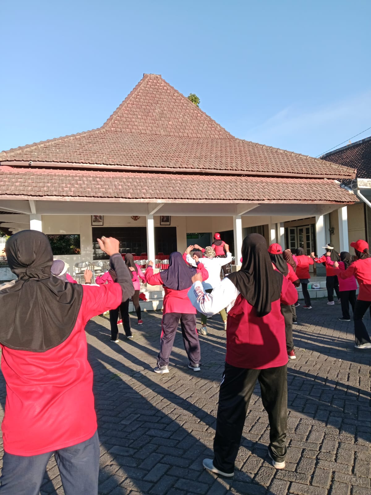 Staf Kecamatan Senduro Gelar Senam Pagi, Jaga Kebugaran di Tengah Rutinitas Pelayanan