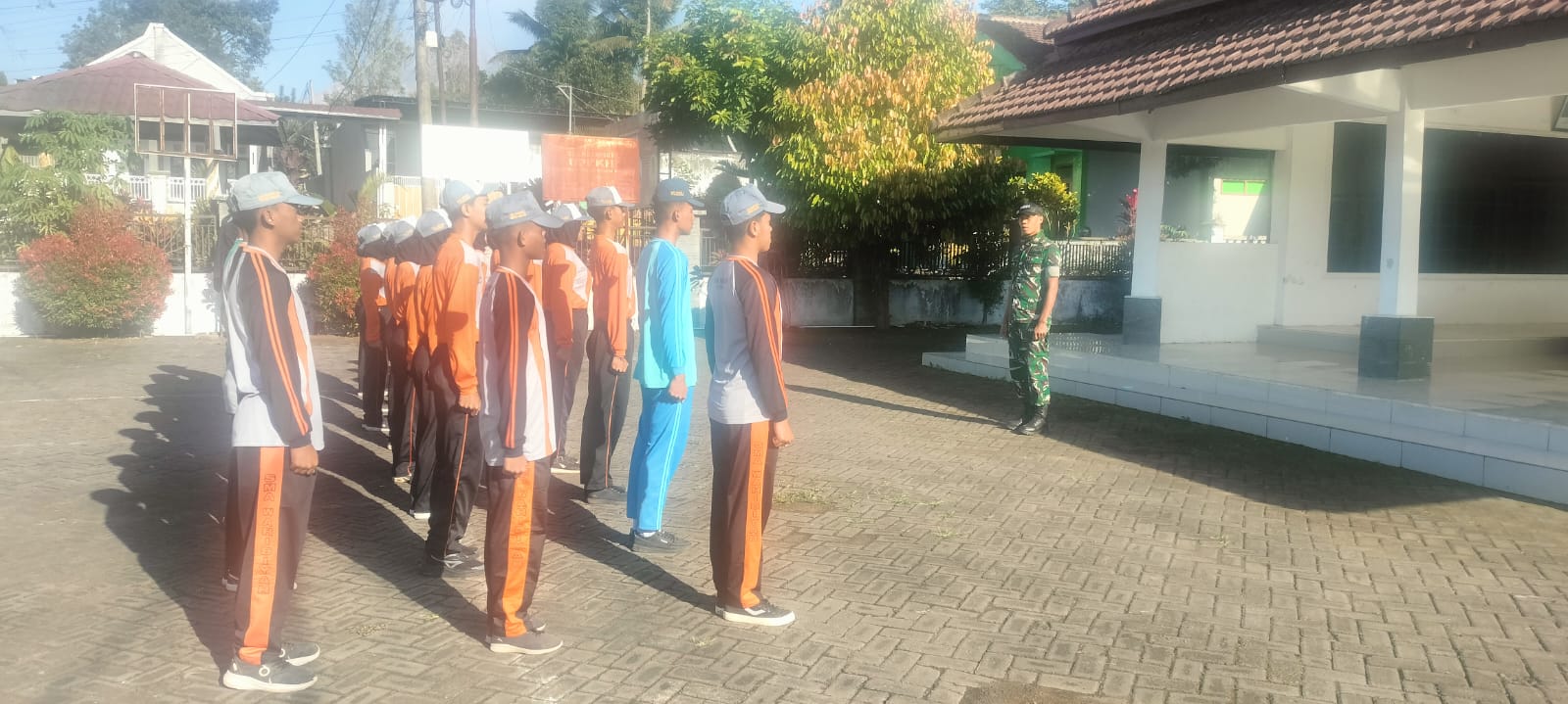 Semangat Pagi! Anggota Polsek dan Koramil Senduro Giat Dampingi Latihan Calon Paskibraka di Halaman 