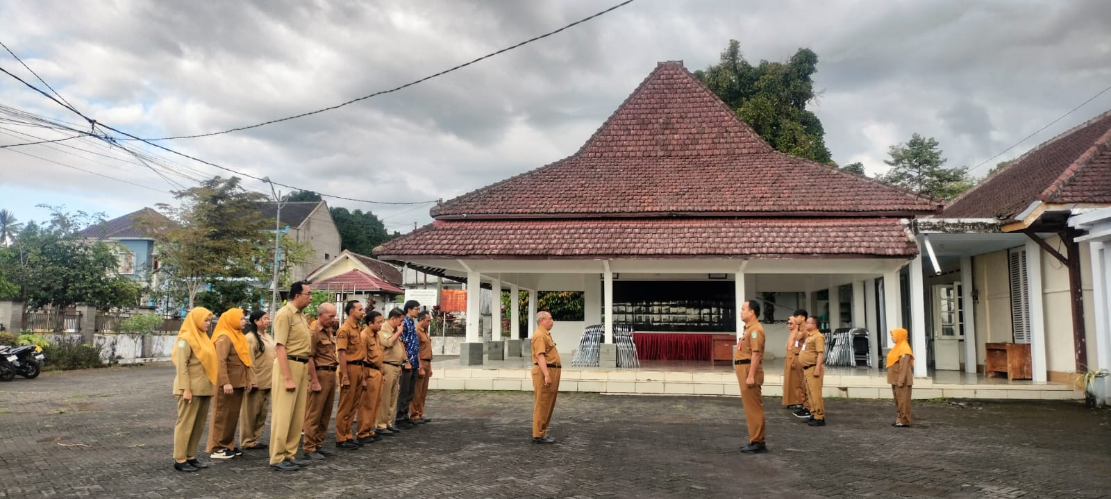 Tingkatkan Disiplin dan Sinergi, Camat Senduro Pimpin Apel Pagi Bersama Seluruh Komponen Kecamatan