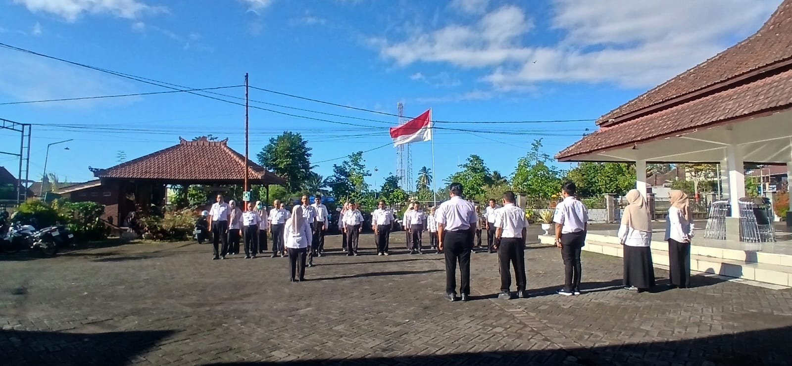 Tingkatkan Disiplin, Kasubag Umum dan Kepegawaian Pimpin Apel Pagi di Kecamatan Senduro