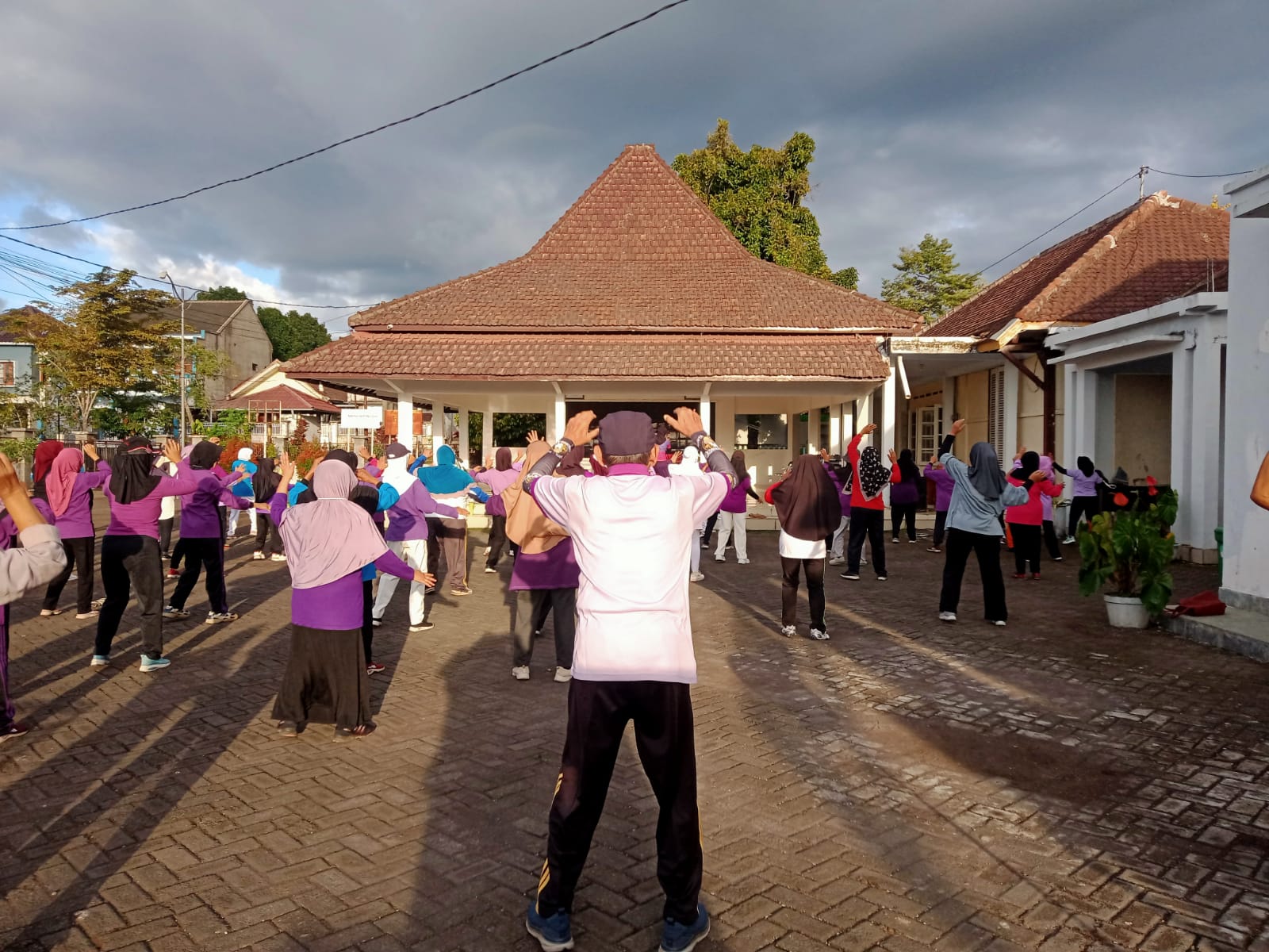 Staf Kecamatan Senduro Gelar Senam Pagi, Jaga Kebugaran di Tengah Rutinitas Pelayanan