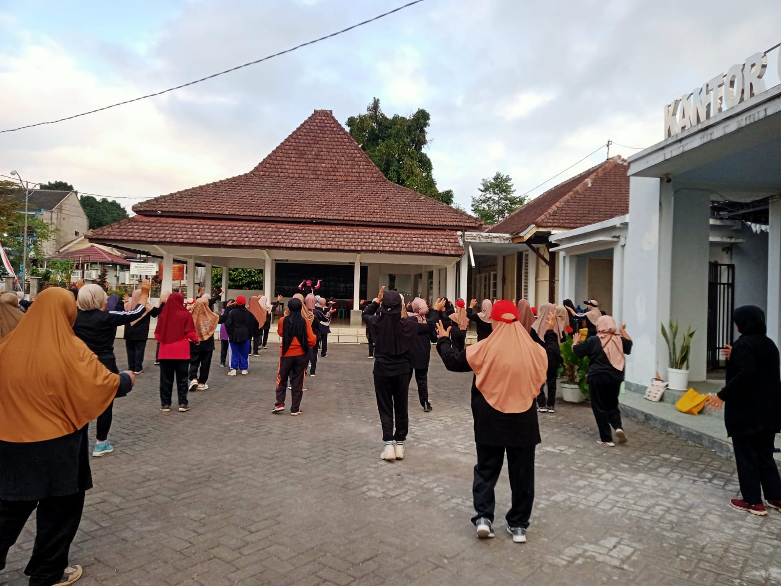 Staf Kecamatan Senduro Gelar Senam Pagi, Jaga Kebugaran di Tengah Rutinitas Pelayanan