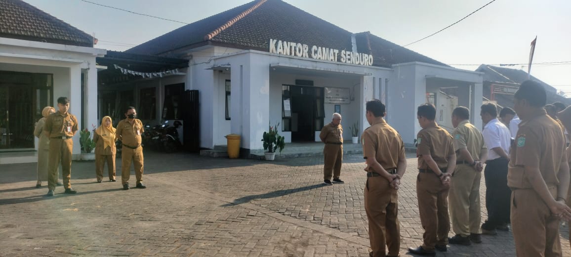 Tingkatkan Kedisiplinan & Sinergi, Sekcam Senduro Pimpin Apel Pagi