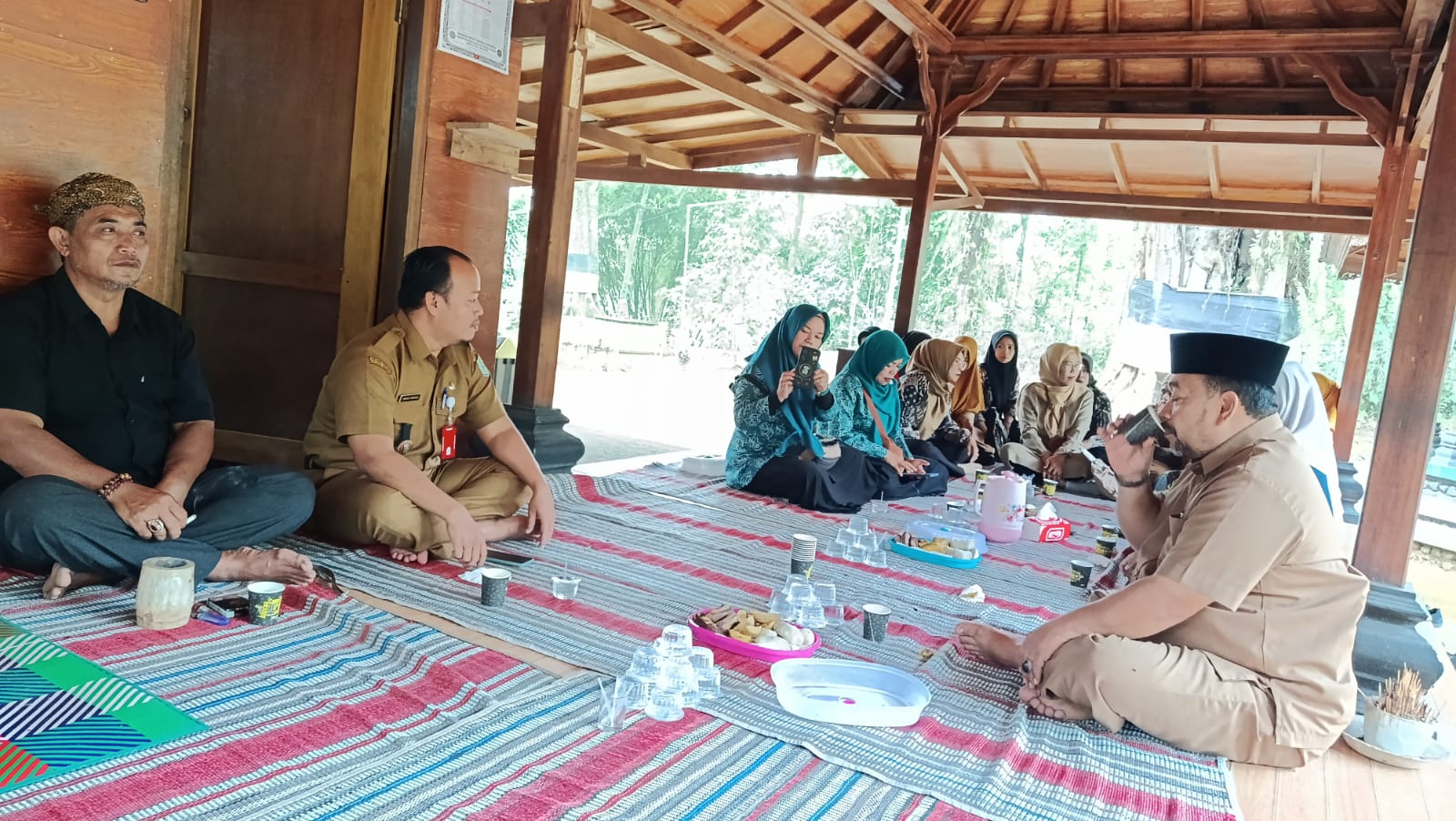 Camat Senduro dan Kasi PMD Tinjau Langsung Kebersihan Desa Kandangan