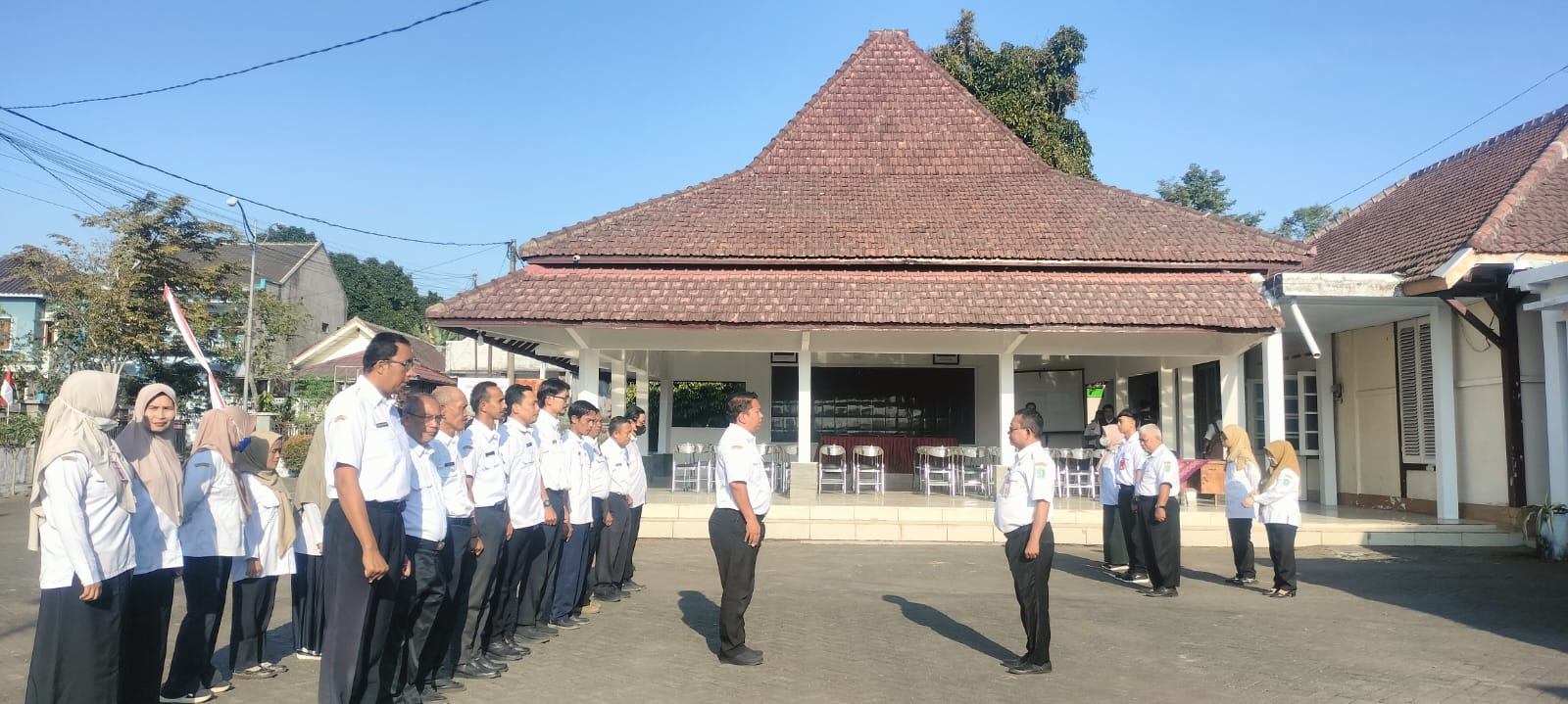 Tingkatkan Sinergi dan Disiplin,Kasi  Pimpin Apel Pagi Kecamatan Senduro
