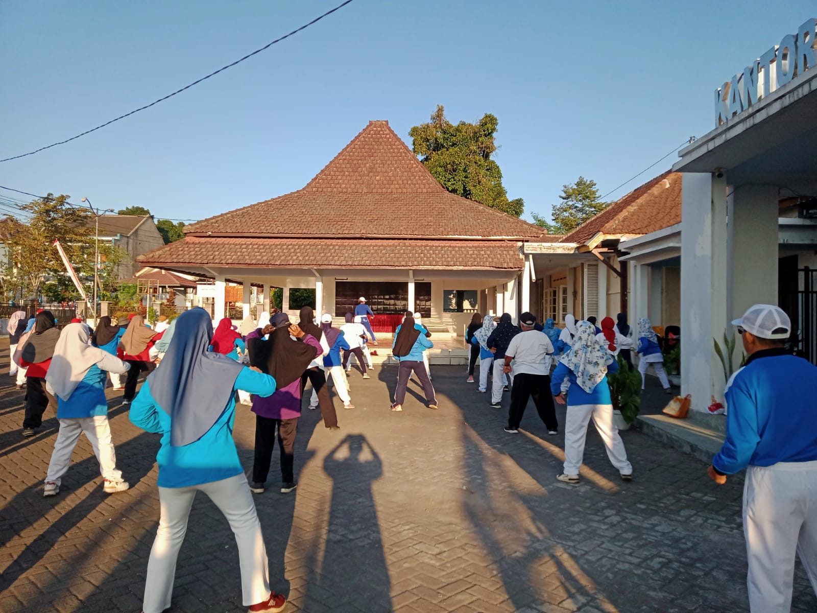 Staf Kecamatan Senduro Gelar Senam Pagi, Jaga Kebugaran di Tengah Rutinitas
