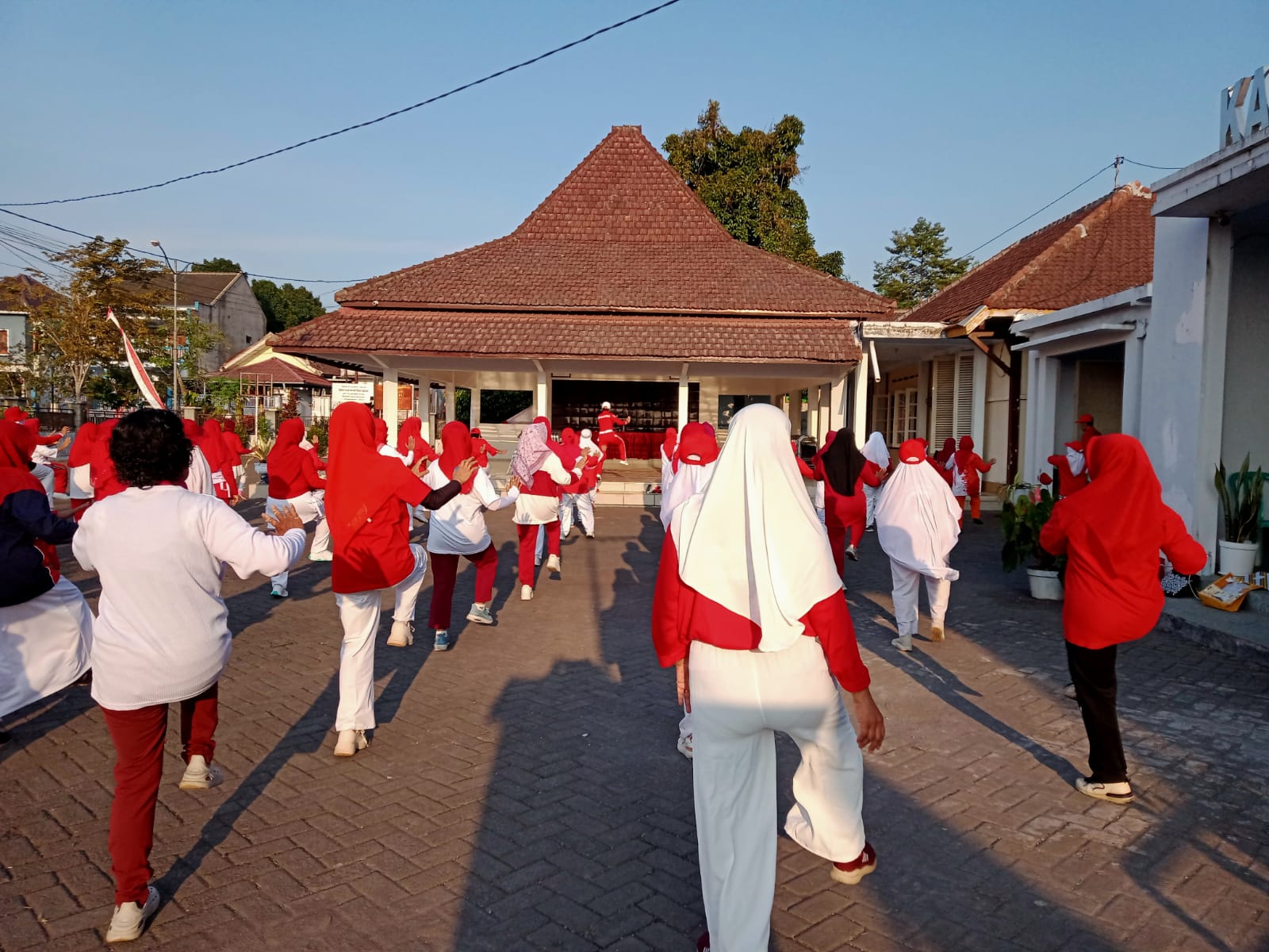 Staf Kecamatan Senduro Gelar Senam Pagi, Jaga Kebugaran dan Pererat Kebersamaan