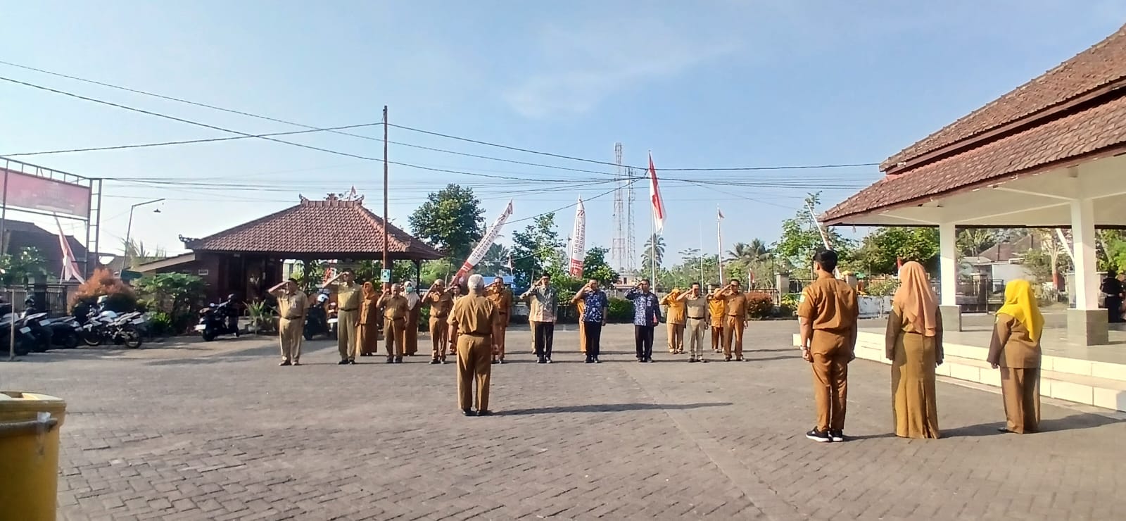 Tingkatkan Kedisiplinan, Sekcam Senduro Pimpin Apel Pagi di Halaman Kantor Kecamatan