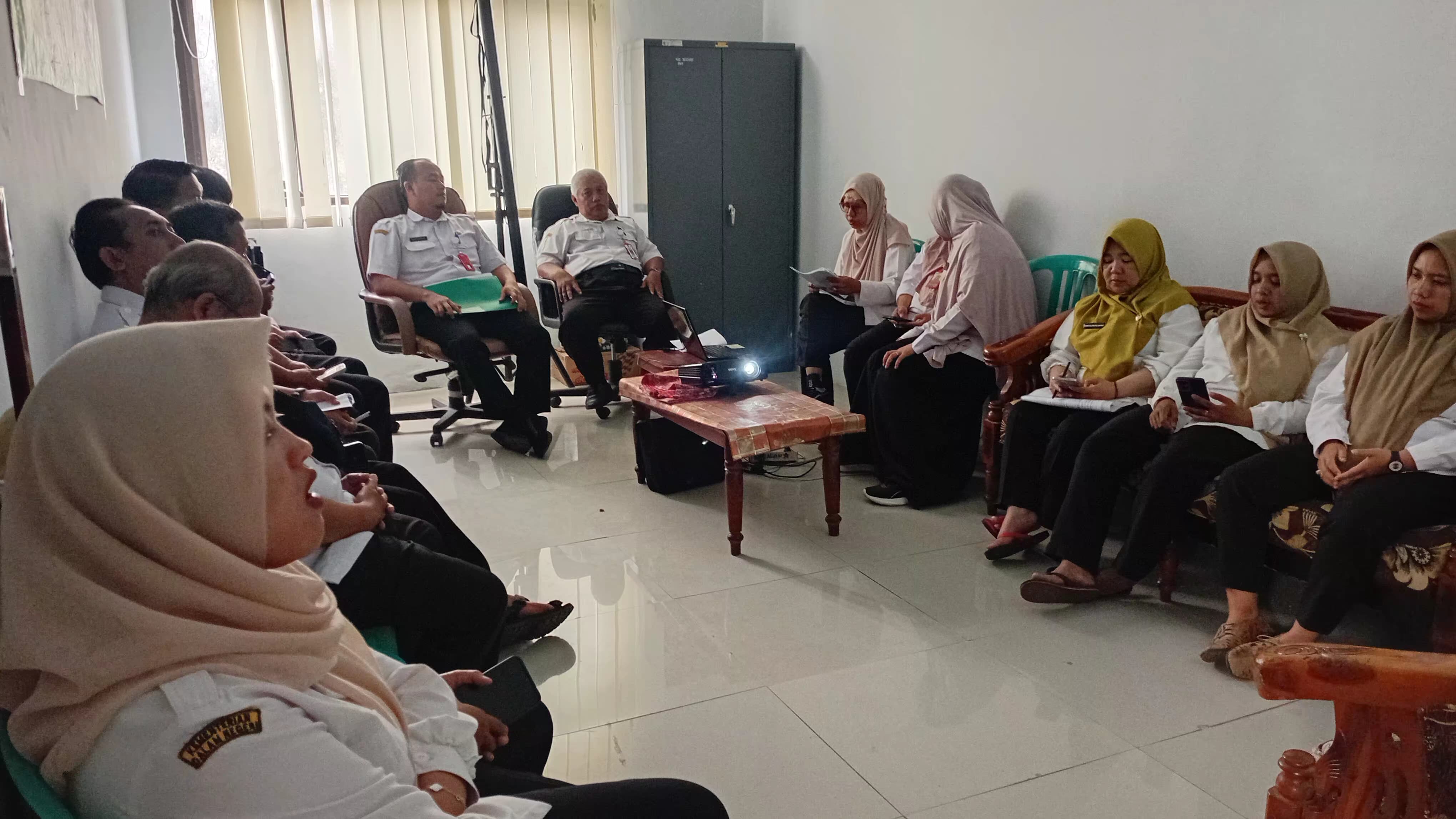 Camat Senduro Pimpin Rapat Staf, Tekankan Peningkatan Pelayanan Publik dan Kedisiplinan