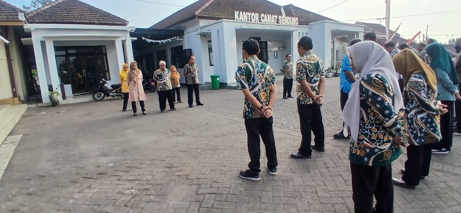 Tingkatkan Sinergitas, Kasi Pemerintahan Kecamatan Senduro Pimpin Apel Pagi Bersama Seluruh Elemen