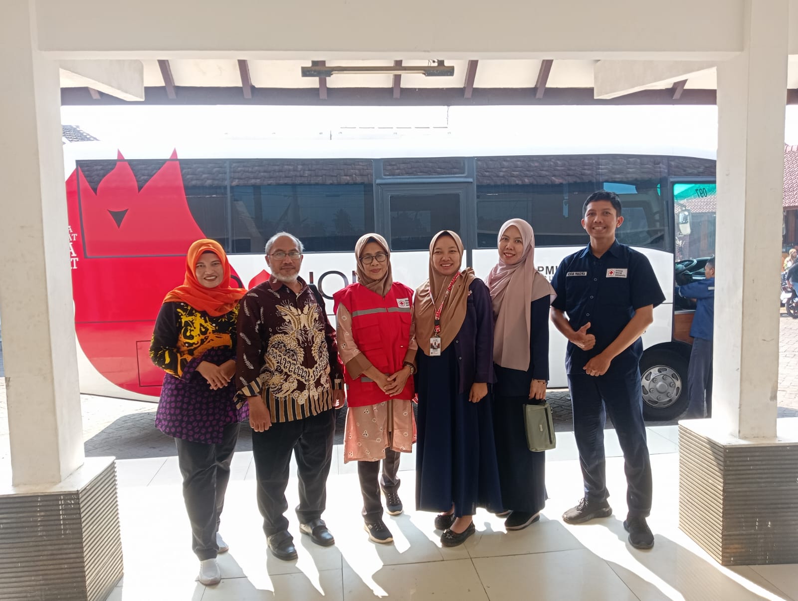 Peduli Sesama, Staf Kecamatan Senduro Ikuti Aksi Donor Darah