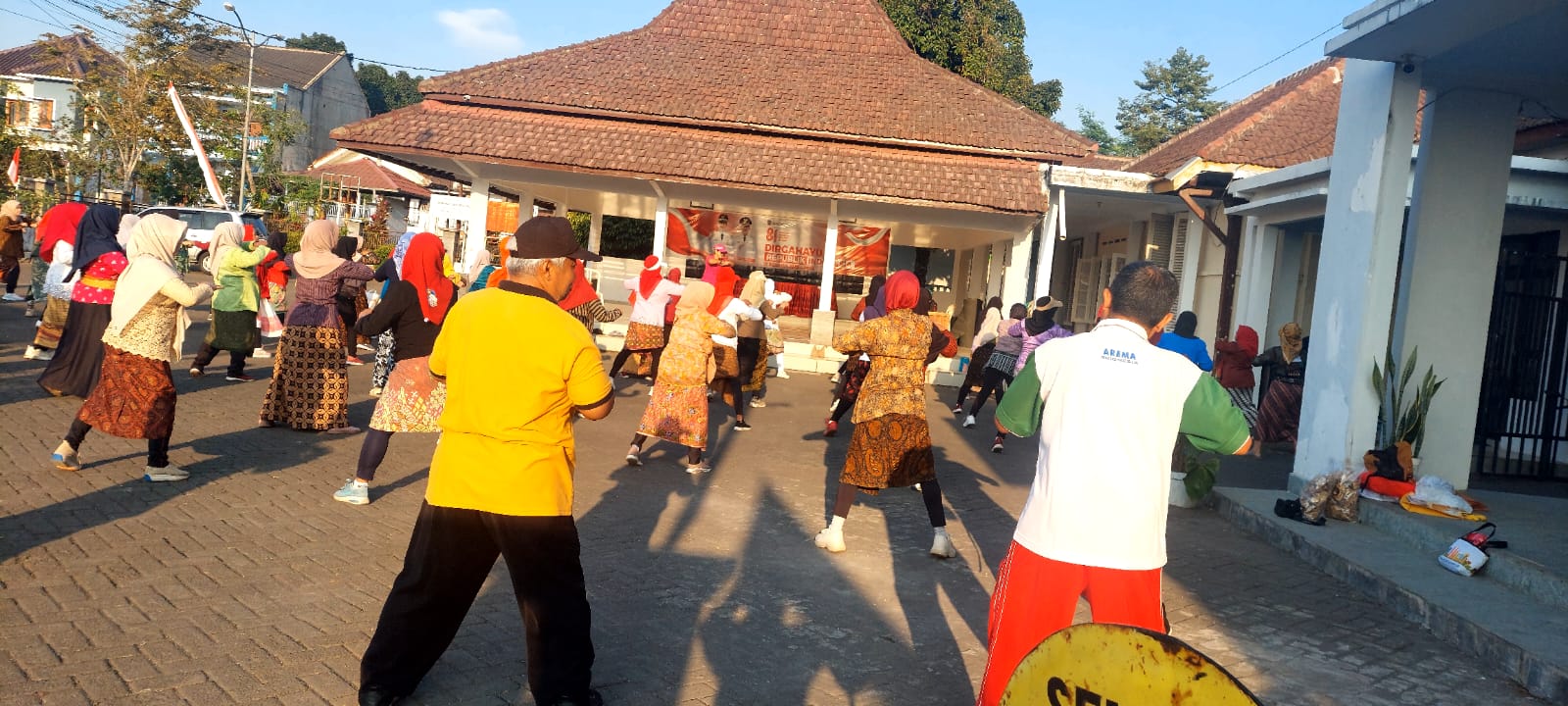 Staf Kecamatan Senduro Gelar Senam Pagi, Jaga Kebugaran di Tengah Rutinitas Pelayanan