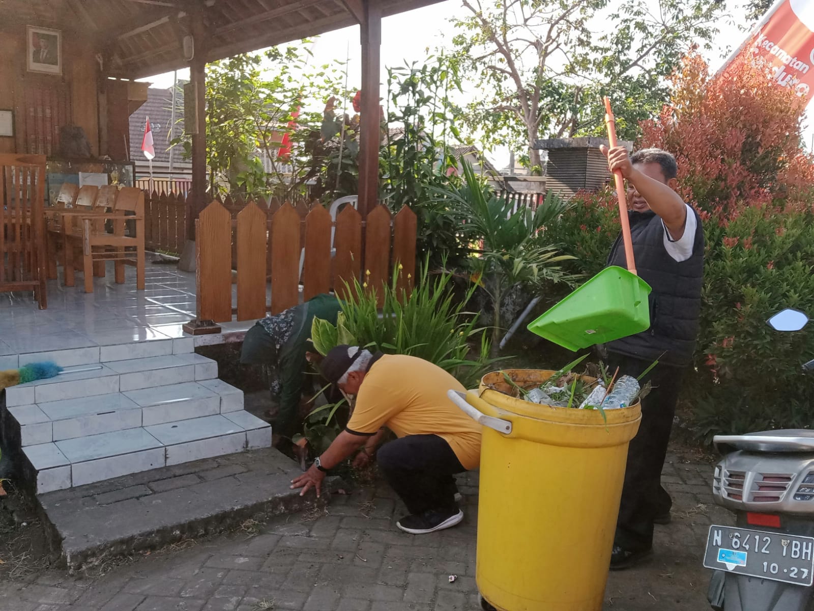 JUMAT BERSIH: STAF KECAMATAN SENDURO GOTONG ROYONG PERINDAH HALAMAN KANTOR