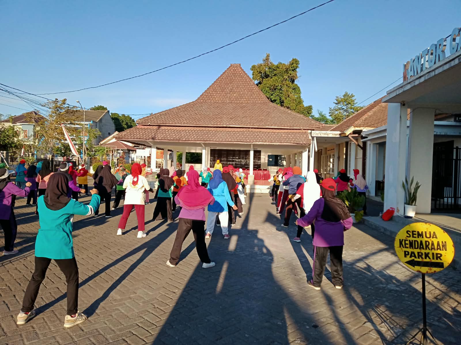 Staf Kecamatan Senduro Gelar Senam Pagi, Jaga Kebugaran dan Pererat Kebersamaan