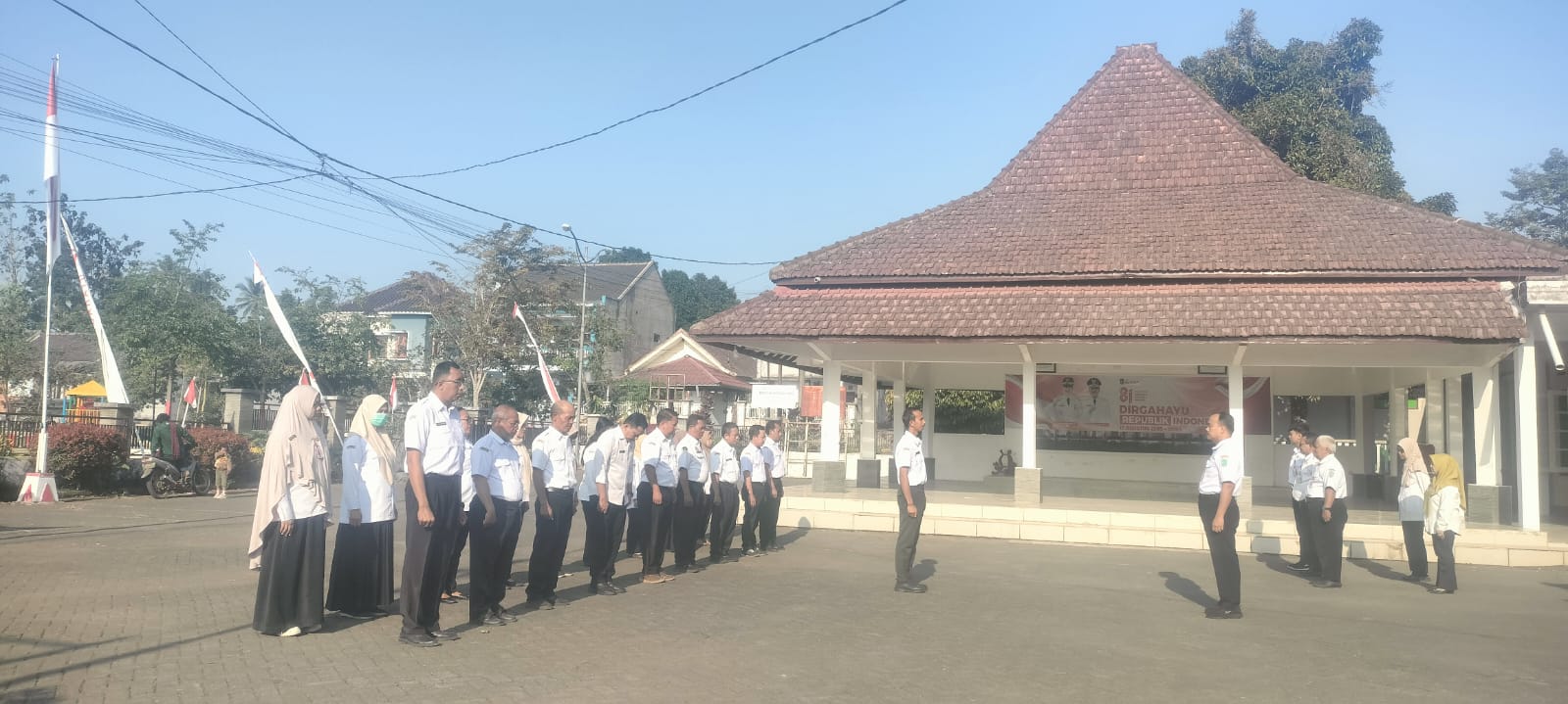 Tingkatkan Kedisiplinan, Camat Senduro Pimpin Apel Pagi Rutin di Halaman Kantor Kecamatan