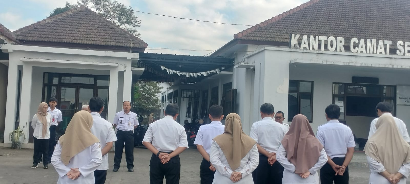 Kasi Pemerintahan Kecamatan Senduro Pimpin Apel Pagi, Tekankan Disiplin dan Sinergi Lintas Sektoral